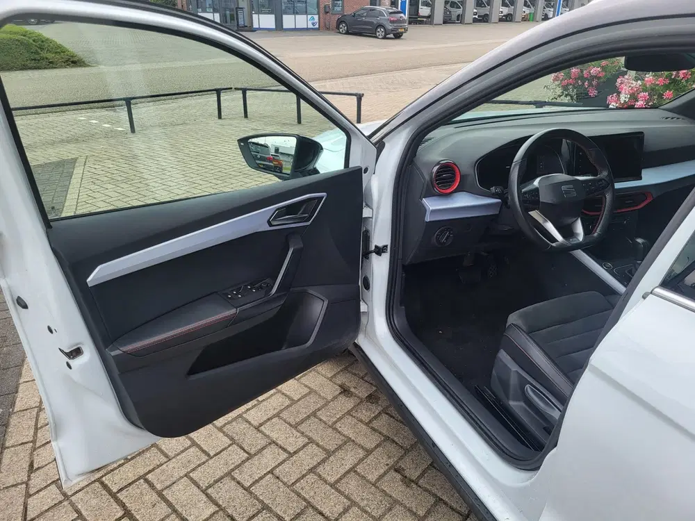 SEAT Arona uit 2024, foto 12