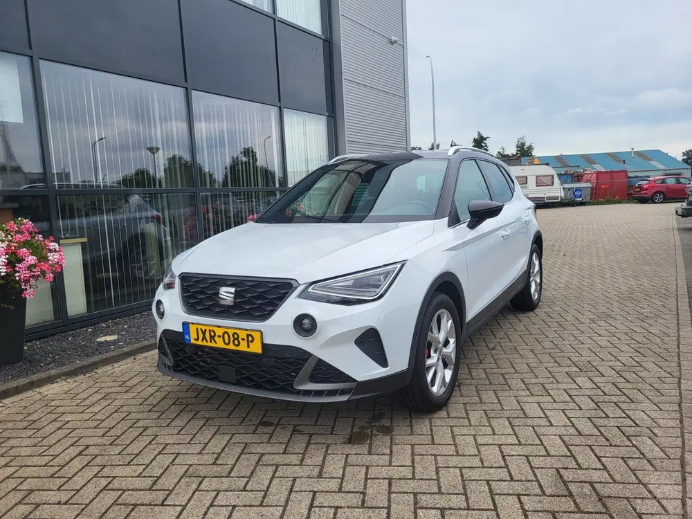 SEAT Arona uit 2024, foto 2