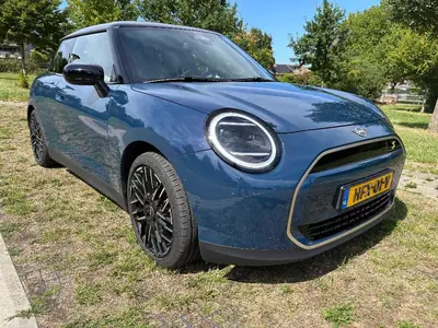 Mini Cooper 54,2 kWh 218pk 2025 Blauw uit 2025