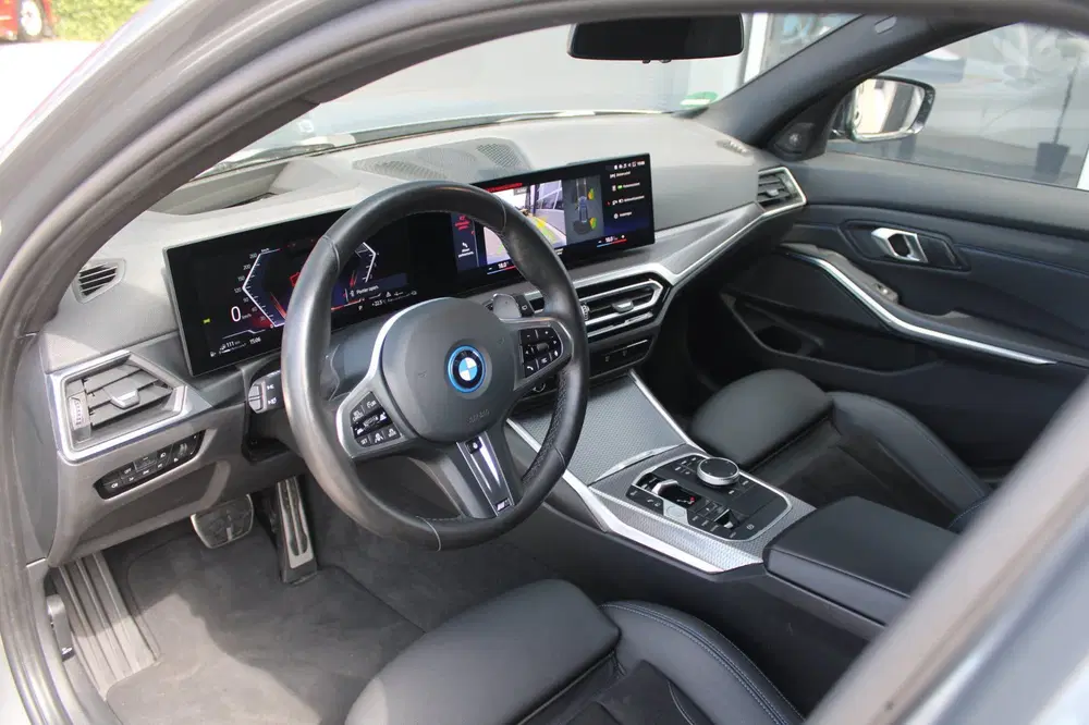BMW 3-serie 330e M-Sport Pro uit 2024, foto 12