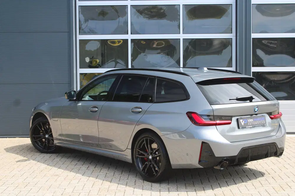 BMW 3-serie 330e M-Sport Pro uit 2024, foto 2
