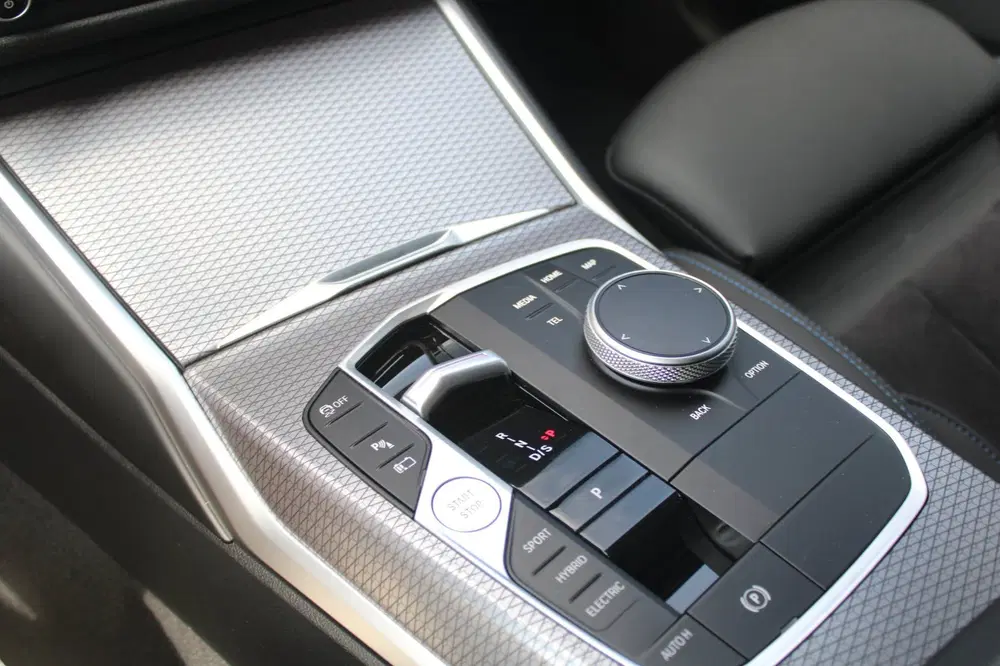 BMW 3-serie 330e M-Sport Pro uit 2024, foto 8