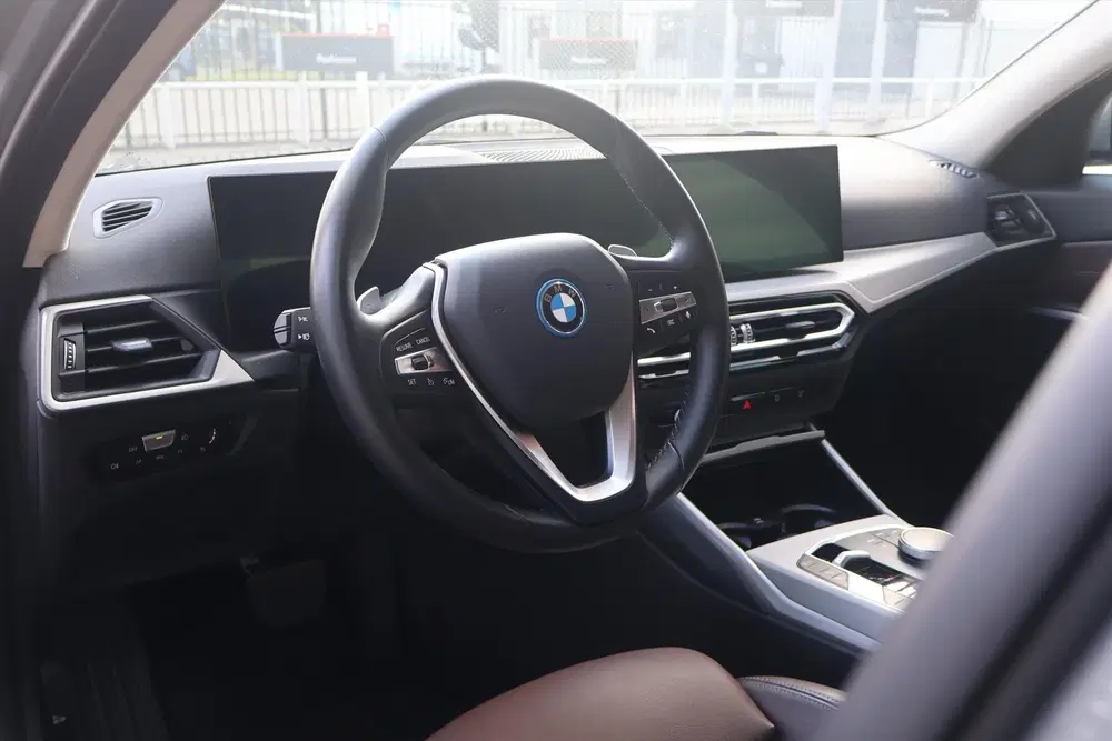 BMW 3-serie 320e High Executive 204pk uit 2024, foto 12
