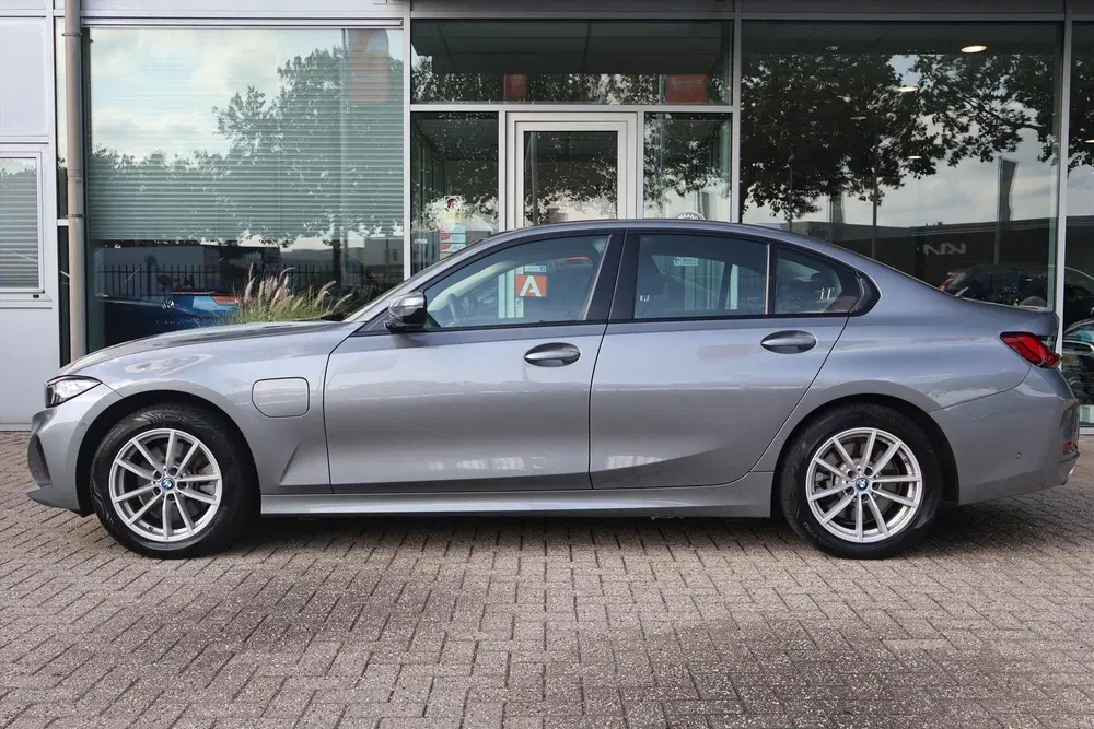 BMW 3-serie 320e High Executive 204pk uit 2024, foto 13