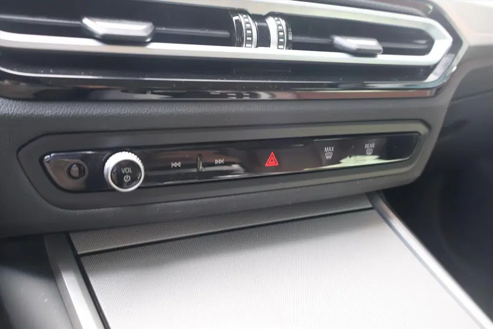 BMW 3-serie 320e High Executive 204pk uit 2024, foto 17