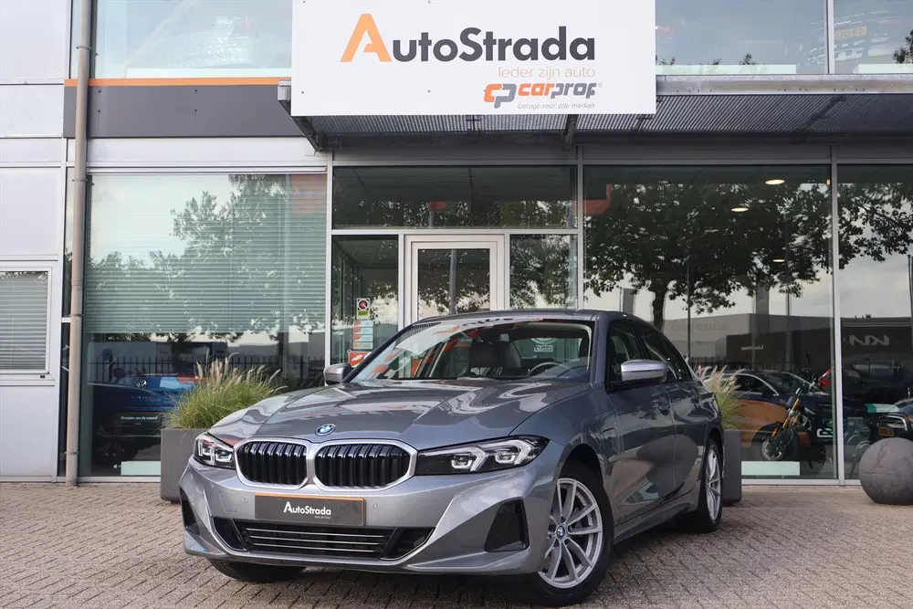 BMW 3-serie 320e High Executive 204pk uit 2024, foto 3