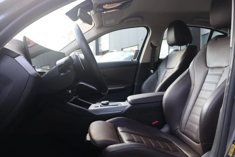 BMW 3-serie 320e High Executive 204pk uit 2024, foto 5