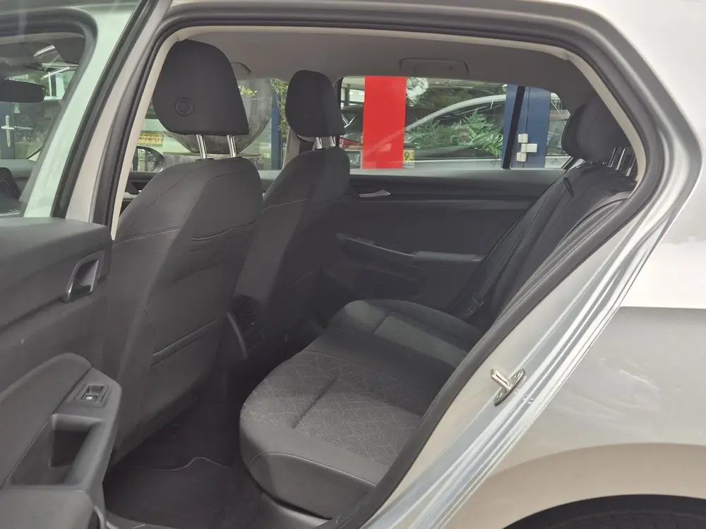 Volkswagen Golf 1.0 TSI Life | Navigatie Via Apple Carplay | Climate Control | Parkeersensoren Golf 1.0 TSI Life | Navigatie via Apple carplay | uit 2020, foto 15