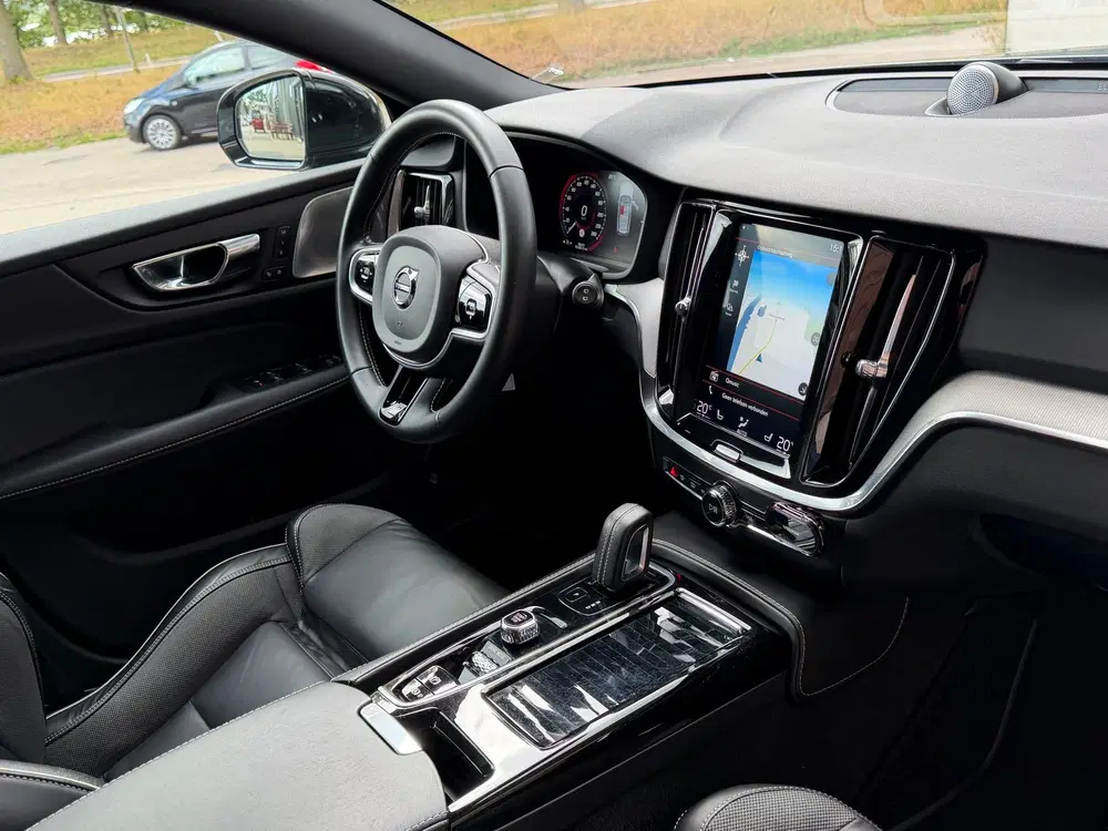 Volvo V60 2.0 T8 Twin Engine AWD R-Design uit 2020, foto 16