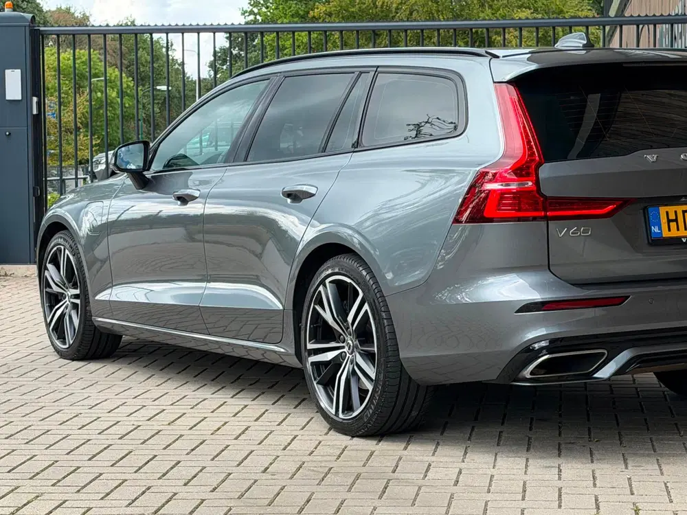 Volvo V60 2.0 T8 Twin Engine AWD R-Design uit 2020, foto 8