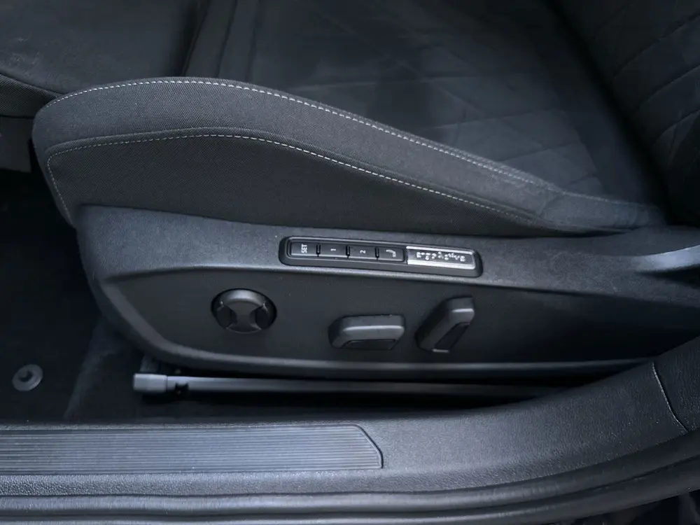 Volkswagen Golf 1.0 eTSI DSG 110pk Life Business Sfeerverlic uit 2023, foto 20