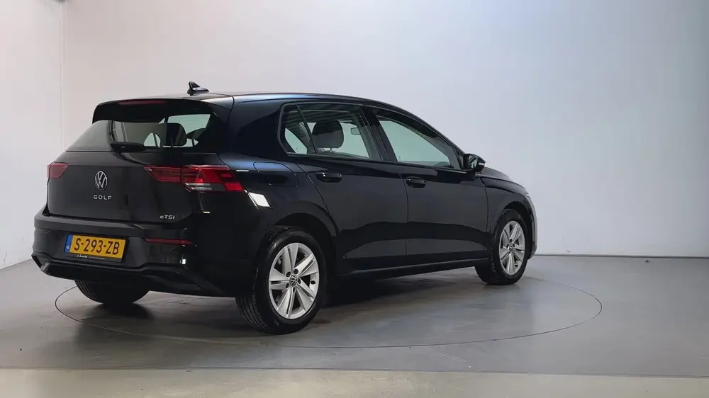 Volkswagen Golf 1.0 eTSI DSG 110pk Life Business Sfeerverlic uit 2023, foto 3