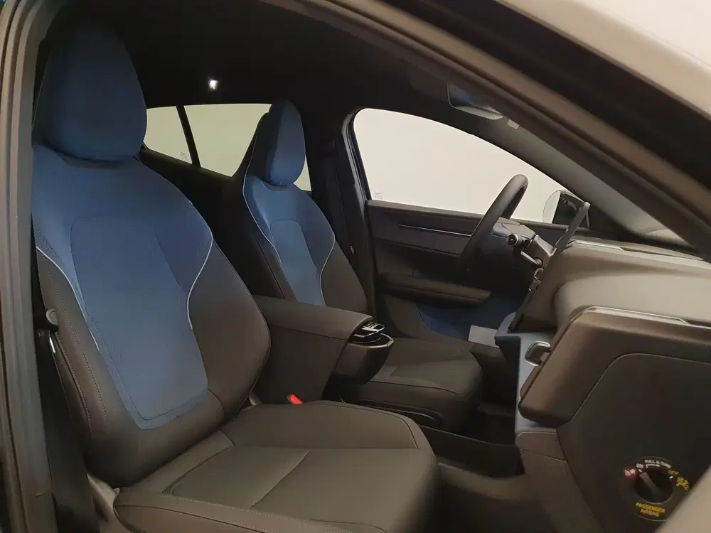 Volvo EX30 Single Motor Extended Range Plus 69 kWh 99 uit 2025, foto 4