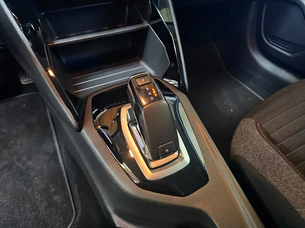 Peugeot 208 1.2 PureTech Active Pack uit 2021, foto 19