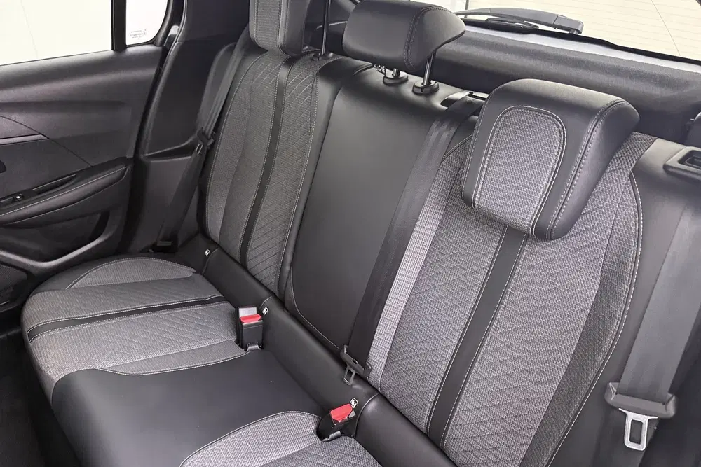 Peugeot 208 1.2T 101 PK Allure Half-Leder Carplay Priv uit 2025, foto 11