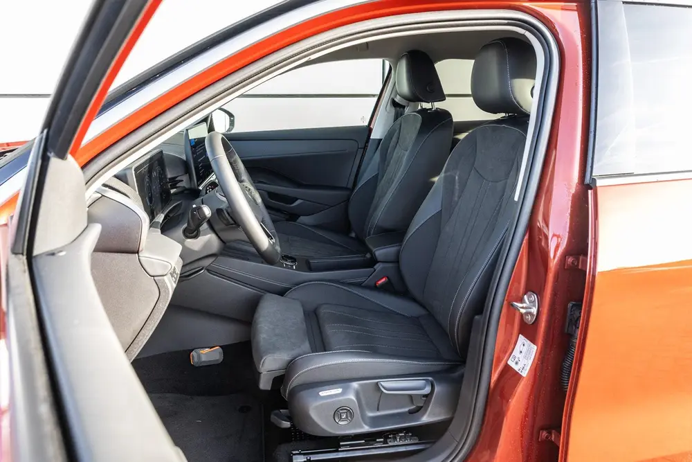 Volkswagen T-Roc 1.5 eTsi 115pk Style First Edition | 19" Ve uit 2026, foto 4