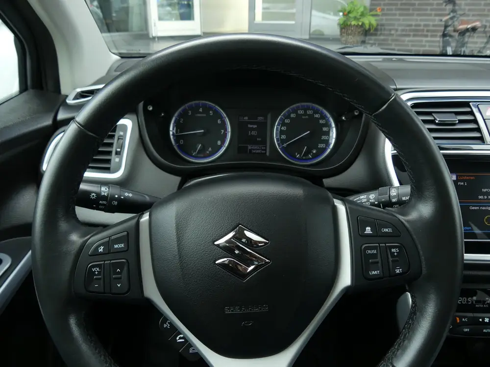 Suzuki S-Cross 1.4 Boosterjet Style Smart Hybrid / PANO / LE uit 2020, foto 15