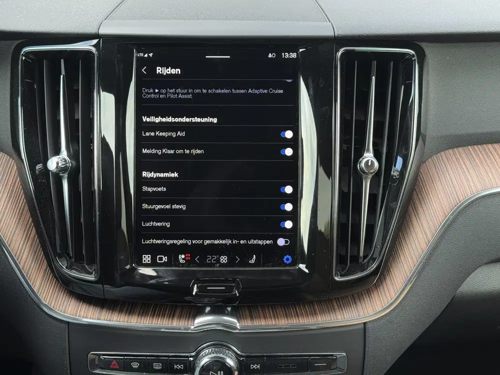Volvo XC60 2.0 T6Plug-in hybrid uit 2022, foto 16