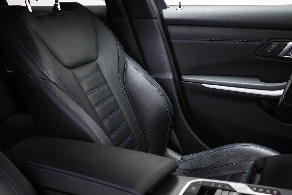 BMW 3-serie 330e M-Sport uit 2025, foto 14