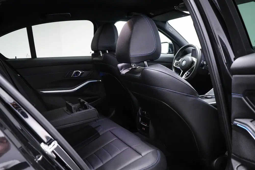 BMW 3-serie 330e M-Sport uit 2025, foto 16