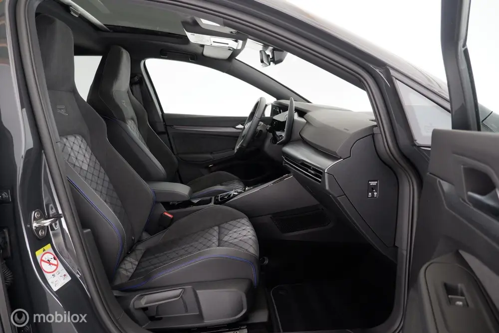 Volkswagen Golf 1.5 eTSI 150PK R-Line Edition Black Style fa uit 2024, foto 10