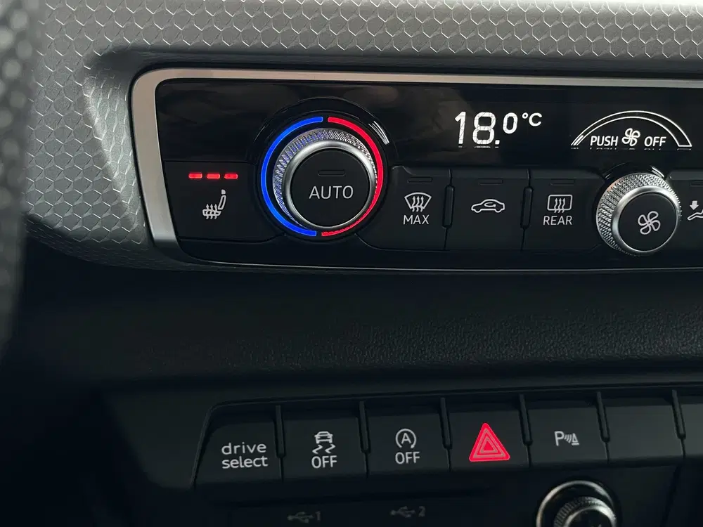 Audi A1 30 TFSI S-line Black Ed. Pijl grijs uit 2023, foto 13