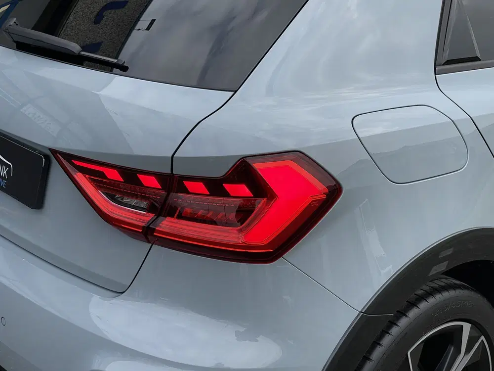 Audi A1 30 TFSI S-line Black Ed. Pijl grijs uit 2023, foto 17