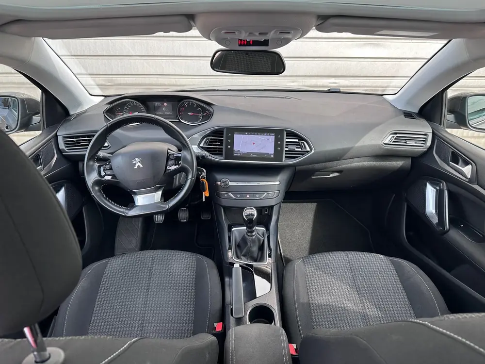 Peugeot 308 1.2 PureTech Blue Lease Executive|Panorama|Navig uit 2019, foto 3