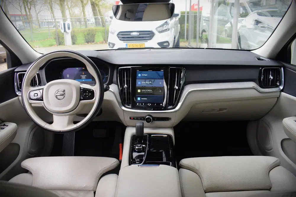 Volvo V60 2.0 T6 Plug-in hybrid AWD Plus Dark uit 2023, foto 10