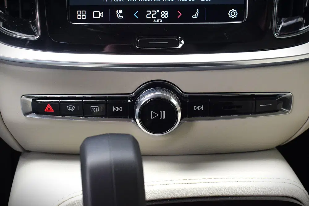 Volvo V60 2.0 T6 Plug-in hybrid AWD Plus Dark uit 2023, foto 16