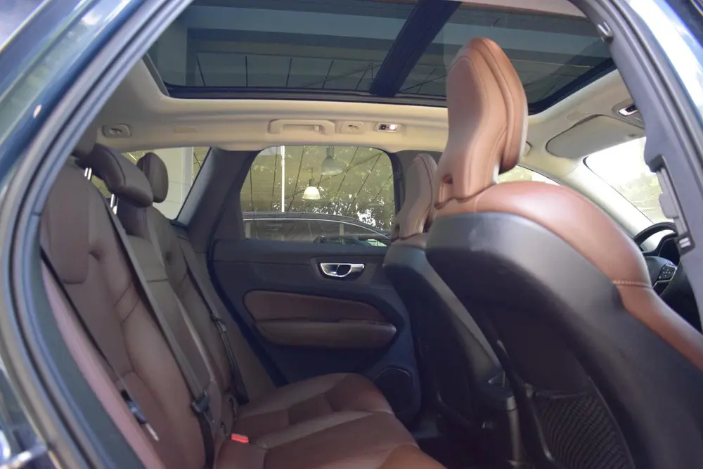 Volvo XC60 2.0 T8 AWD Mom Pro PANO|LEDER|LED|STOEL+STUURVW| uit 2019, foto 18