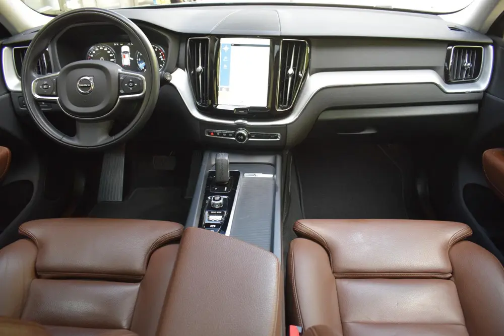 Volvo XC60 2.0 T8 AWD Mom Pro PANO|LEDER|LED|STOEL+STUURVW| uit 2019, foto 4