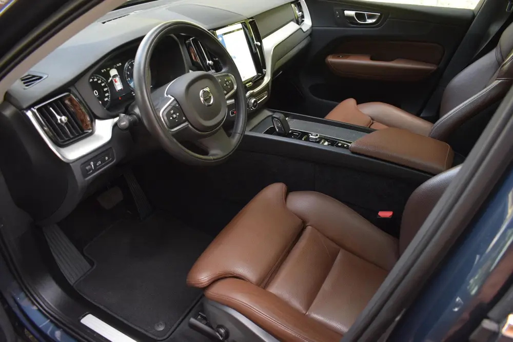 Volvo XC60 2.0 T8 AWD Mom Pro PANO|LEDER|LED|STOEL+STUURVW| uit 2019, foto 5