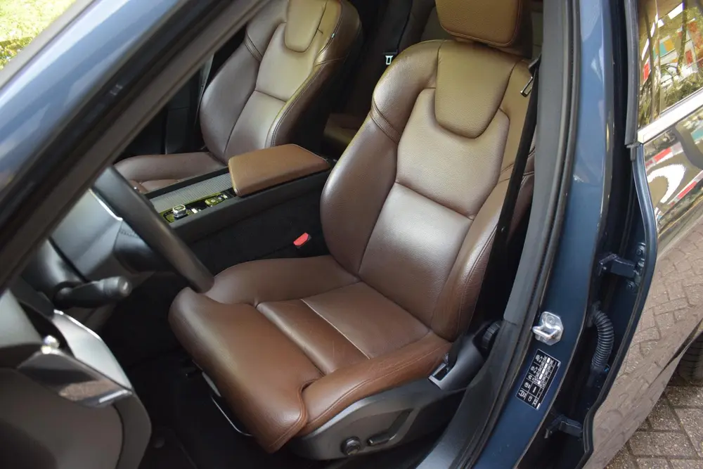 Volvo XC60 2.0 T8 AWD Mom Pro PANO|LEDER|LED|STOEL+STUURVW| uit 2019, foto 6
