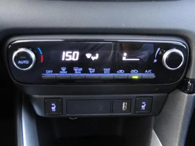 Mazda 2 Met ECC l NAVIG l CAR APPLE PLAY l CAMERA uit 2023, foto 16