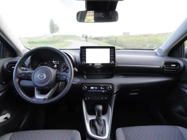Mazda 2 Met ECC l NAVIG l CAR APPLE PLAY l CAMERA uit 2023, foto 9