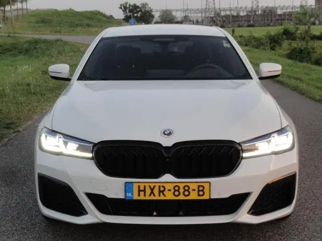 BMW 5-serie 530e Business M-PAKKET Full LED I NAVIG I uit 2022, foto 2