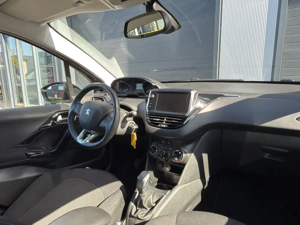 Peugeot 208 1.2 PureTech Signature / LAGE KM / NAP / CARPLAY uit 2019, foto 2