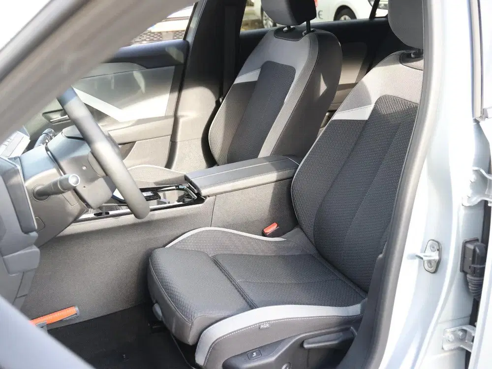 Opel Astra Sports Tourer Business Edition 110 pk uit 2025, foto 9