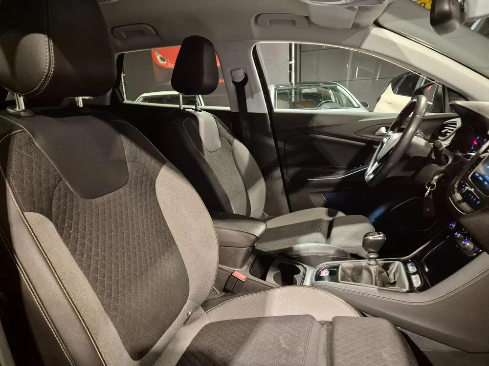 Opel Grandland X 1.2 Turbo Business Edition uit 2021, foto 10