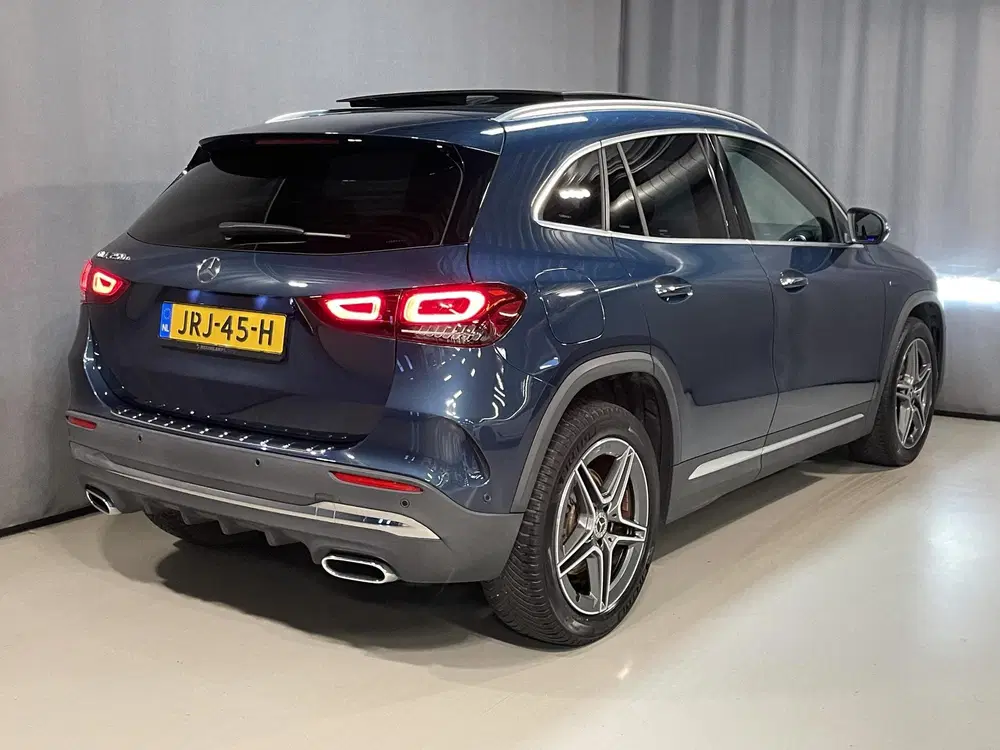 Mercedes-Benz GLA 250 e AMG Line Limited 19" uit 2020, foto 2