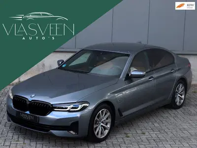 BMW 5-serie 545e xDrive Zwarte hemel uit 2022