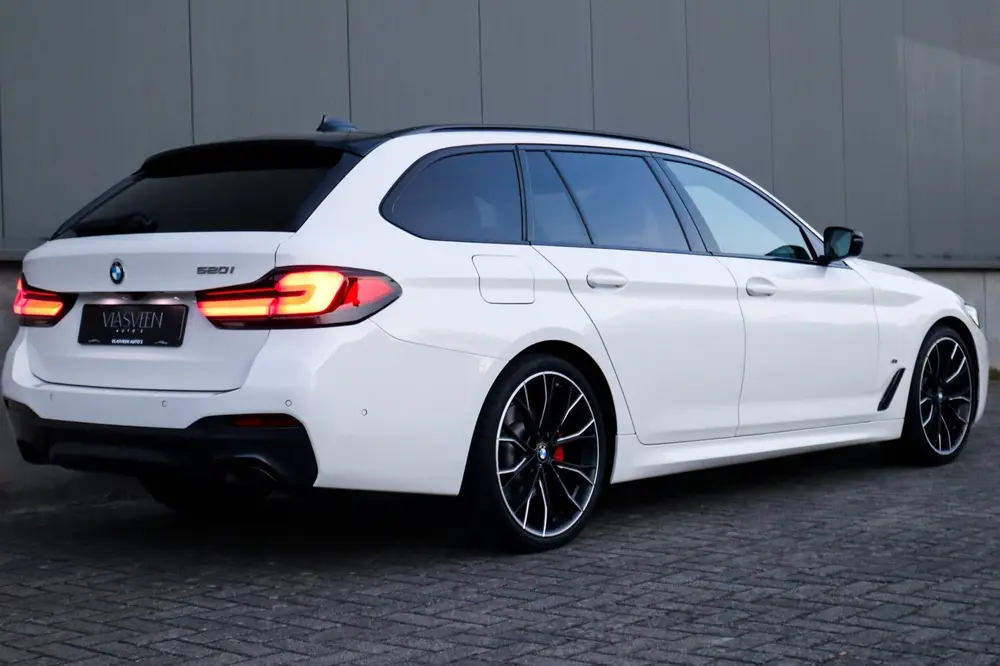 BMW 5-serie 520i High Executive M-Sport uit 2020, foto 10