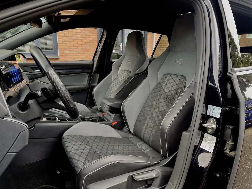 Volkswagen Golf 1.5 eTSI AUT7 R-LINE+ SPORT-INT NAVI CAMERA uit 2022, foto 18