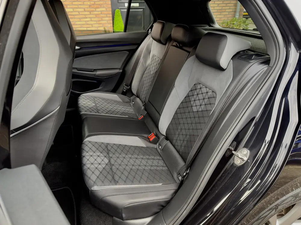 Volkswagen Golf 1.5 eTSI AUT7 R-LINE+ SPORT-INT NAVI CAMERA uit 2022, foto 19