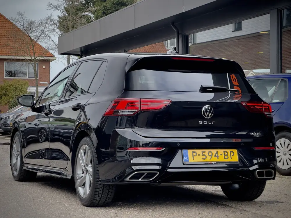 Volkswagen Golf 1.5 eTSI AUT7 R-LINE+ SPORT-INT NAVI CAMERA uit 2022, foto 3
