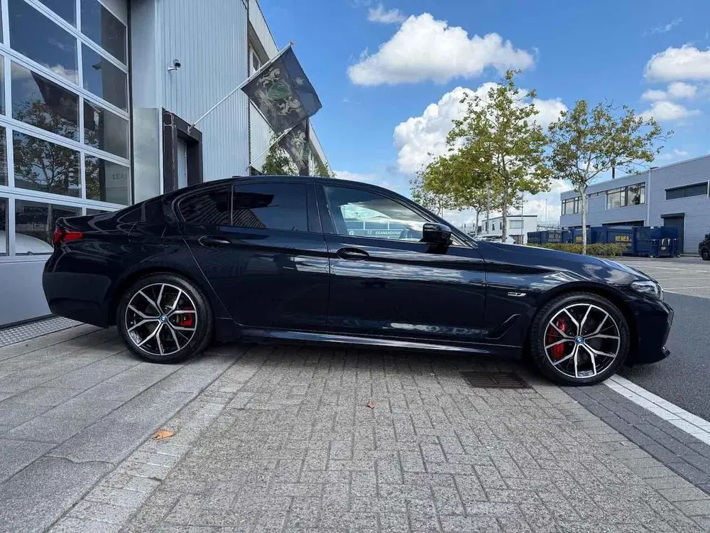BMW 5-serie 545e xDrive High Executive M-Sport AUT 395 uit 2021, foto 3