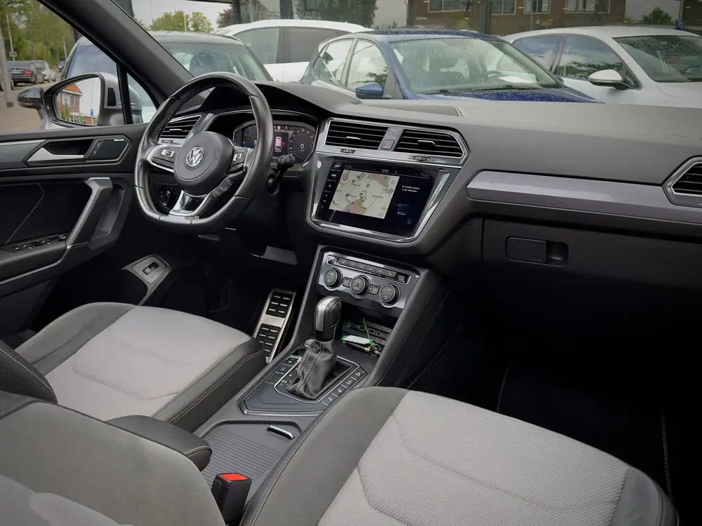 Volkswagen Tiguan Allspace 1.5 TSI AUT7 7PERS 3x R-LINE PANO uit 2020, foto 2