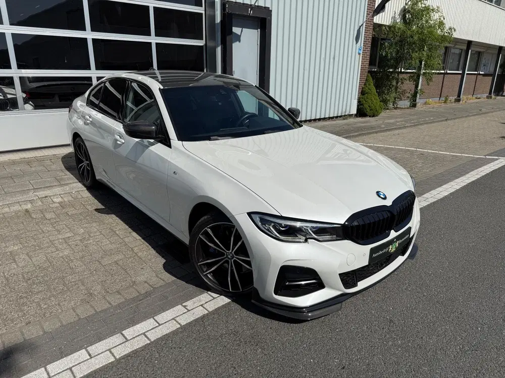 BMW 3-serie 330e High Executive M Performance CARBON 3 uit 2020, foto 10