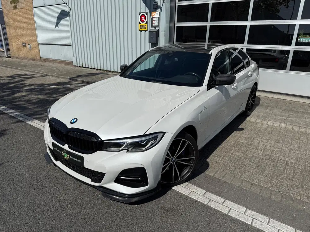 BMW 3-serie 330e High Executive M Performance CARBON 3 uit 2020, foto 12